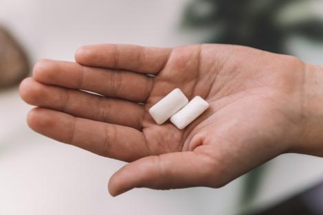Cât microplastic înghite o persoană care mestecă gumă. Avertismentul medicilor despre acest aliment