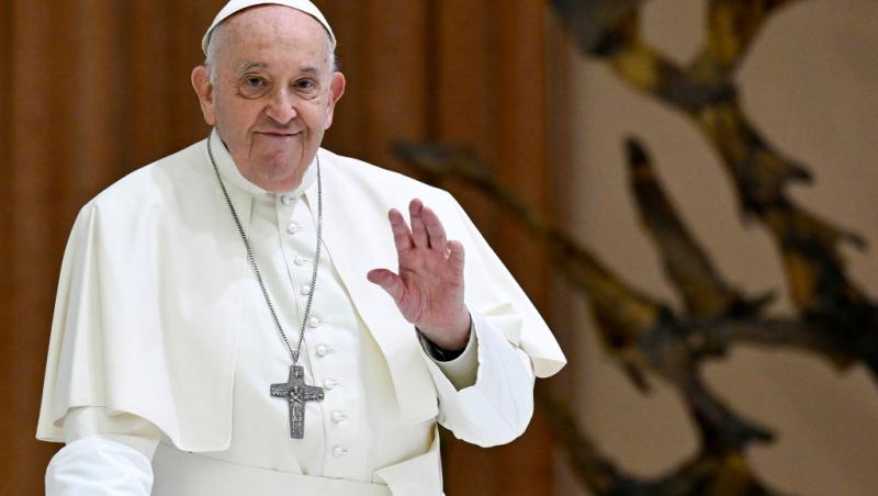 papa francisc salutând mulțimea de oameni