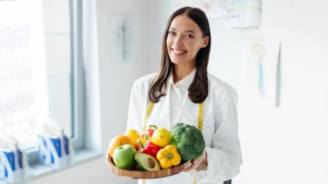 Cele mai sănătoase diete recomandate de experți. Ghidul dietelor pentru 2025, de la cele mai bune la cele de evitat