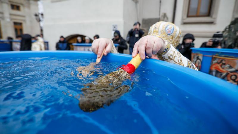 Ce se face cu Aghiasma Mică de la Izvorul Tămăduirii. La ce se poate folosi și cum trebuie păstrată