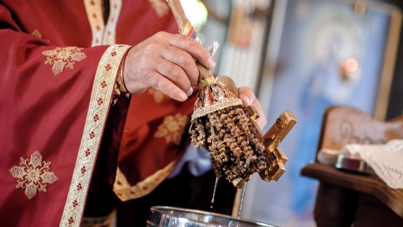 Ce se face cu Aghiasma Mică de la Izvorul Tămăduirii. La ce se poate folosi și cum trebuie păstrată