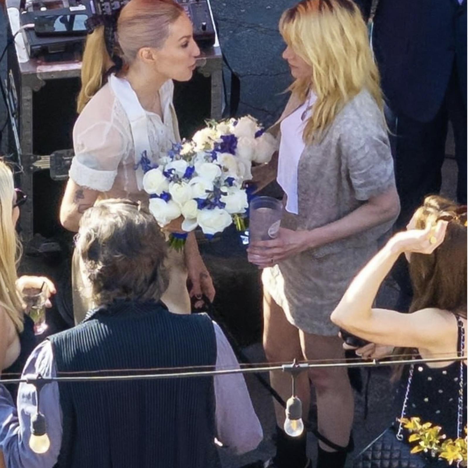 O imagine din timpul ceremoniei de căsătorie dintre Kristen Stewart și Dylan Meyer