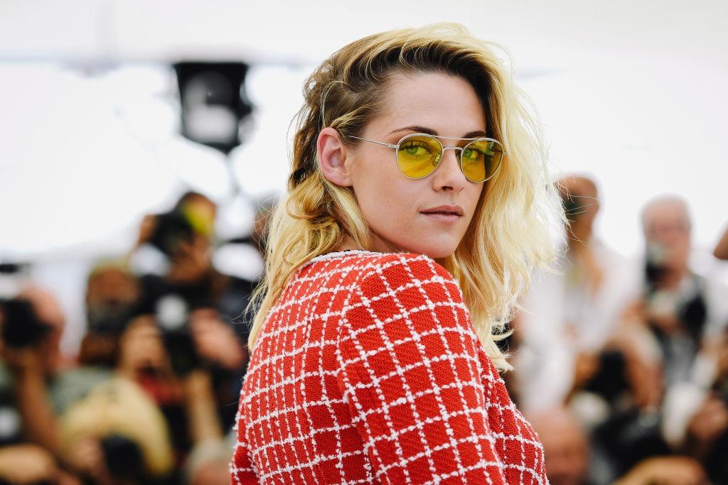 Kristen Stewart îmbrăcată cu un sacou în carouri roșu cu alb
