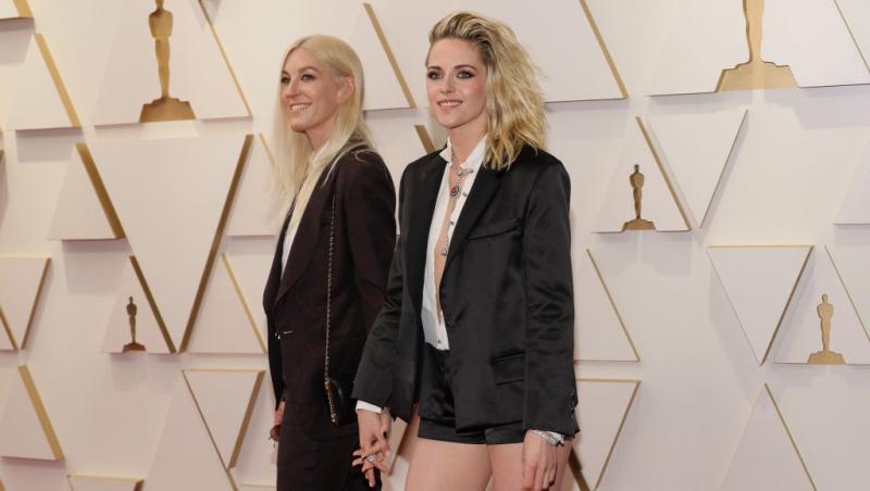 Kristen Stewart alături de Dylan Meyer, ambele îmbrăcate elegant în ținute negre