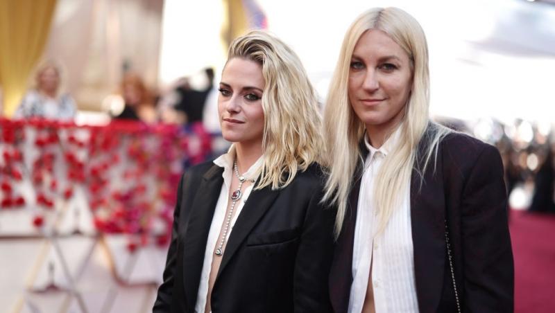 Kristen Stewart alături de Dylan Meyer, ambele îmbrăcate elegant în costume negre