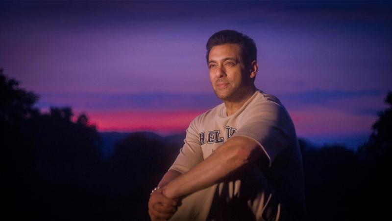 O imagine cu Salman Khan îmbrăcat casual, la apusul soarelui