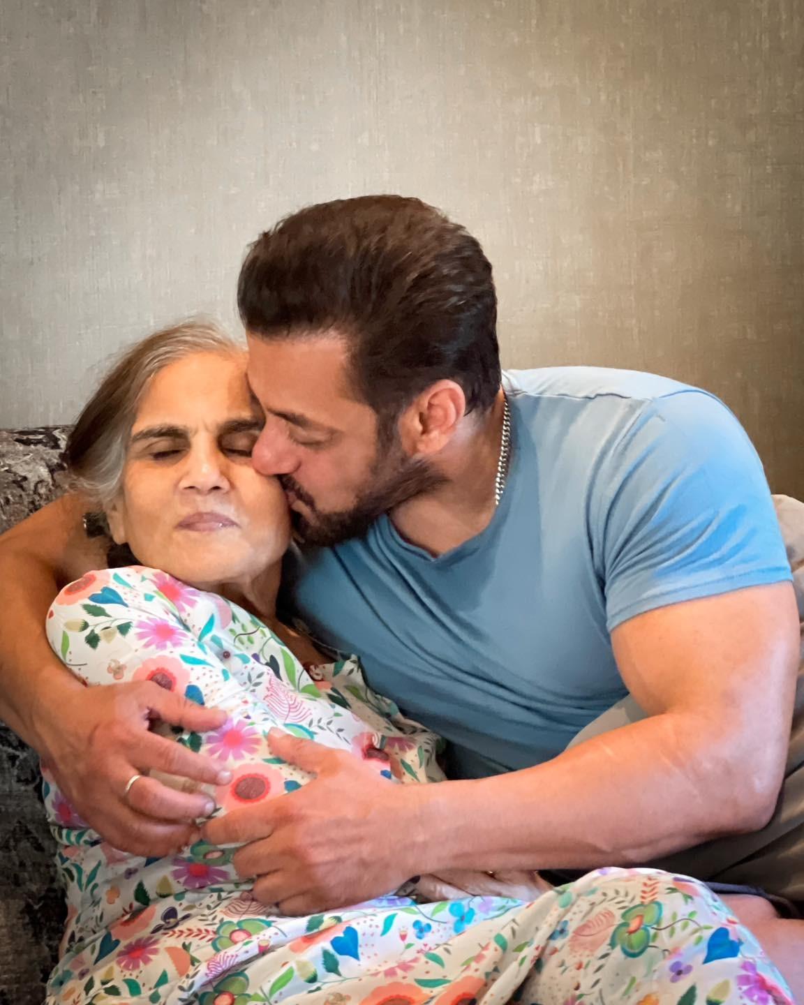 Salman Khan îmbrăcat cu un tricou simplu, sărutându-și mama pe obraz
