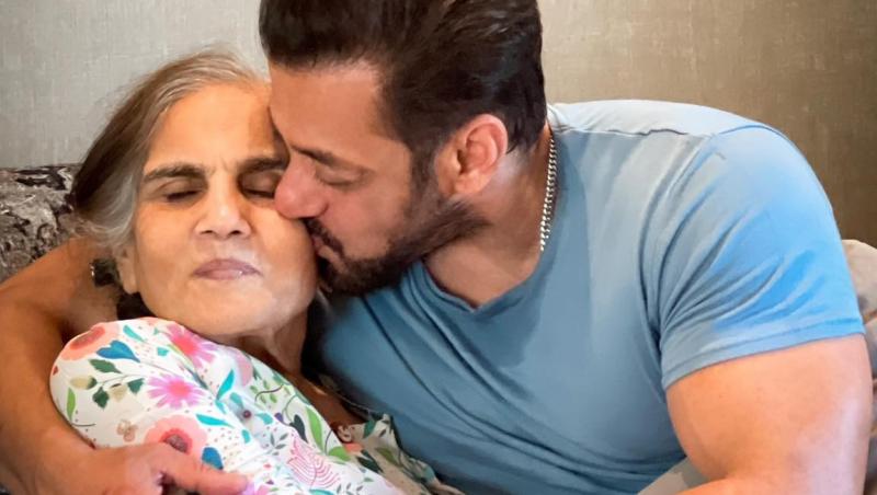 Salman Khan îmbrăcat cu un tricou simplu, sărutându-și mama pe obraz