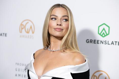 Margot Robbie, în costum de baie la scurt timp după ce a devenit mamă. Cum arată atrița acum