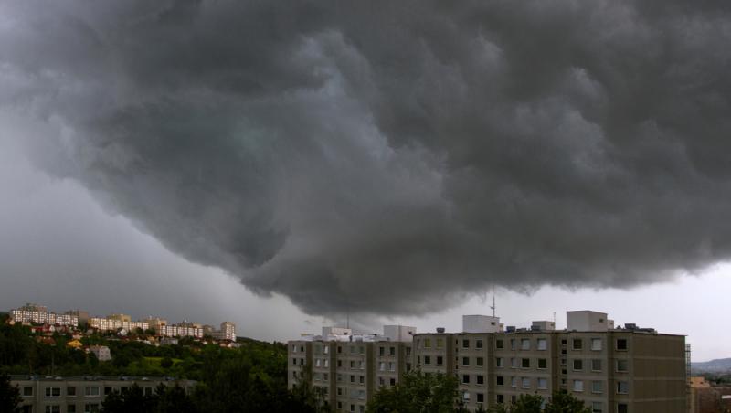 Cod galben de averse torențiale, descărcări electrice, vijelii și grindină, în jumătate de țară. Până când e valabilă atenționarea