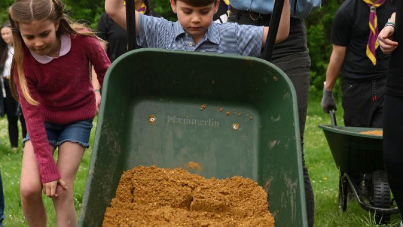 Prințul Louis a împlinit 7 ani. Prințul și Prințesa de Wales au publicat un nou portret care să marcheze momentul