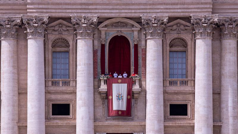 papa francisc la balcon alături de cardinali în duminica paștelui 2025