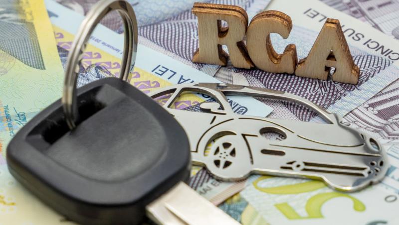 Lei românești, o cheie de mașină, un breloc cu o mașină și 3 litere care formează RCA