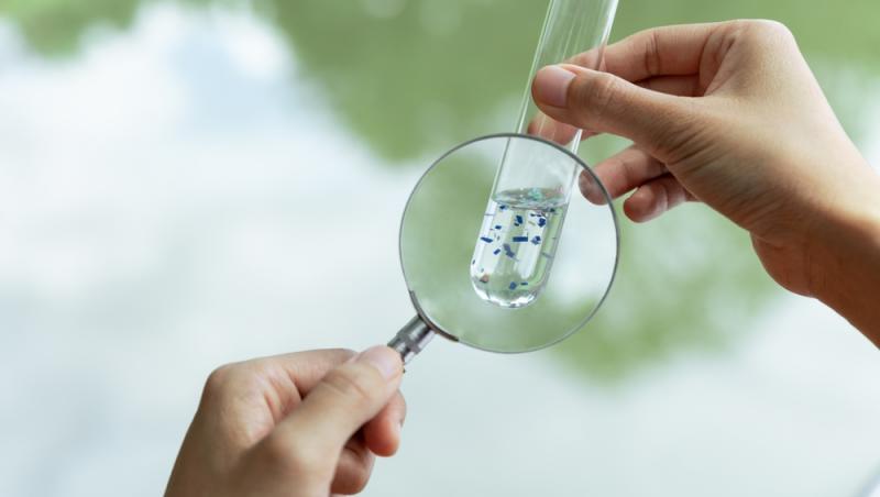 mostra de apa cu microplastice