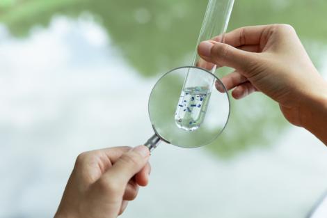 Apa pe care o bem zi de zi conține microplastic. Metoda simplă prin care putem scăpa de el