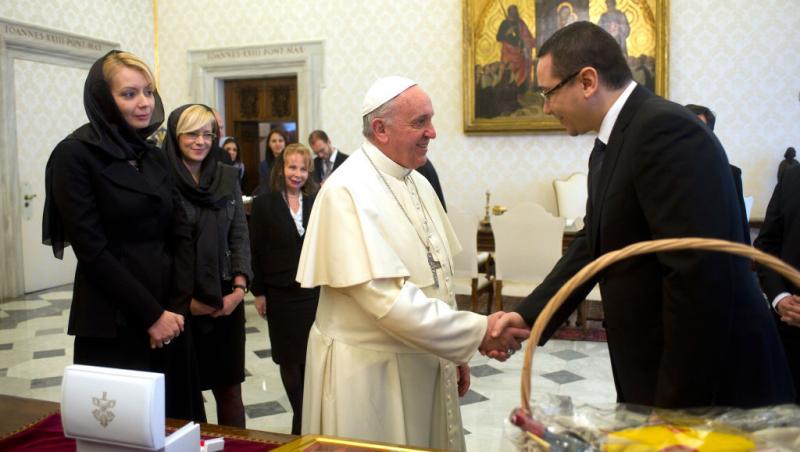 papa francisc dând mâna cu victor ponta și daciana sârbu la vatican