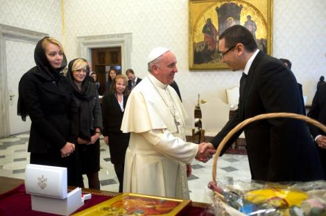 Codul vestimentar de la Vatican. De ce doar șapte femei din lume au dreptul de a purta alb &icirc;n prezența Suveranului Pontif