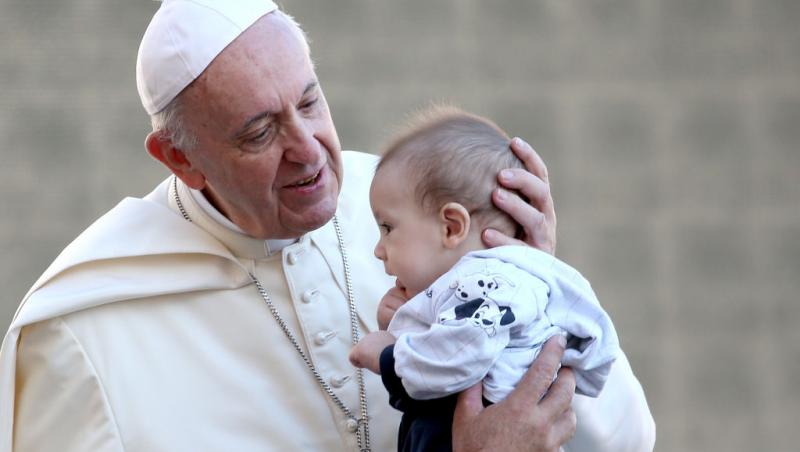 Codul vestimentar de la Vatican. De ce doar șapte femei din lume au dreptul de a purta alb în prezența Suveranului Pontif