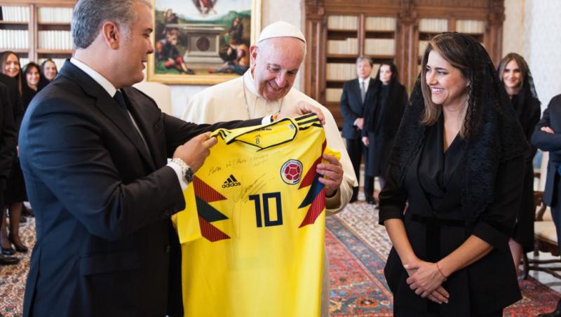 Codul vestimentar de la Vatican. De ce doar șapte femei din lume au dreptul de a purta alb în prezența Suveranului Pontif