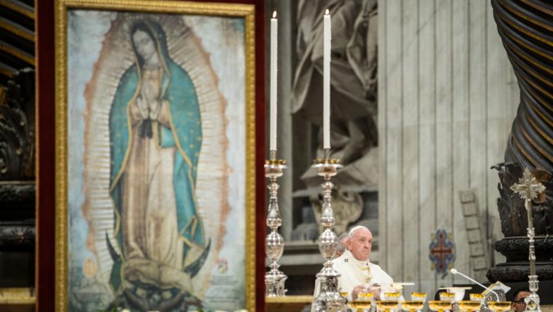 Codul vestimentar de la Vatican. De ce doar șapte femei din lume au dreptul de a purta alb în prezența Suveranului Pontif