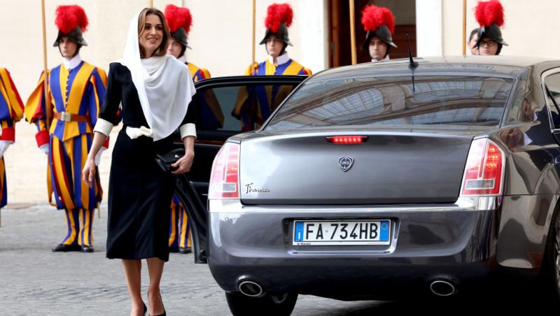 Codul vestimentar de la Vatican. De ce doar șapte femei din lume au dreptul de a purta alb în prezența Suveranului Pontif