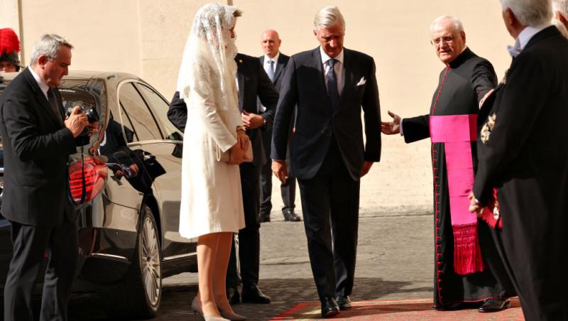 Codul vestimentar de la Vatican. De ce doar șapte femei din lume au dreptul de a purta alb în prezența Suveranului Pontif