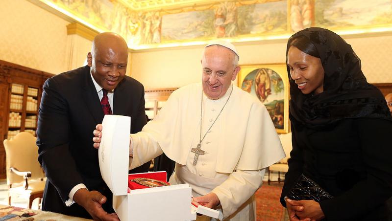 Codul vestimentar de la Vatican. De ce doar șapte femei din lume au dreptul de a purta alb în prezența Suveranului Pontif