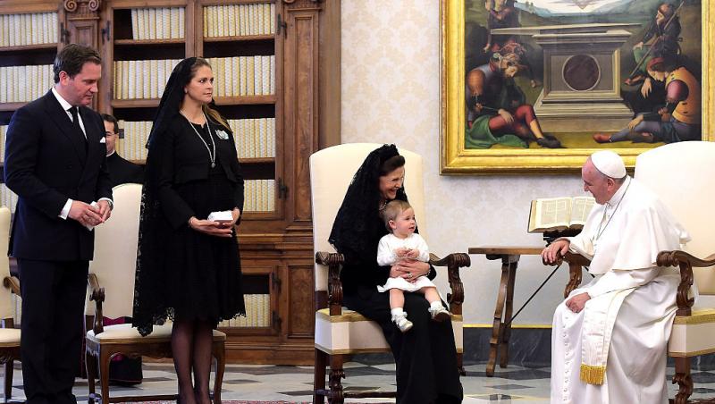 Codul vestimentar de la Vatican. De ce doar șapte femei din lume au dreptul de a purta alb în prezența Suveranului Pontif