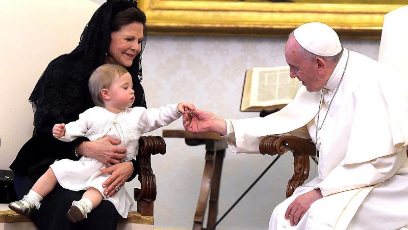 Codul vestimentar de la Vatican. De ce doar șapte femei din lume au dreptul de a purta alb în prezența Suveranului Pontif