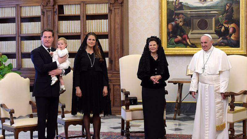 Codul vestimentar de la Vatican. De ce doar șapte femei din lume au dreptul de a purta alb în prezența Suveranului Pontif