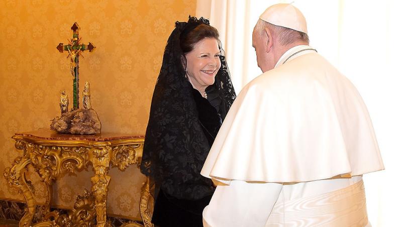 Codul vestimentar de la Vatican. De ce doar șapte femei din lume au dreptul de a purta alb în prezența Suveranului Pontif
