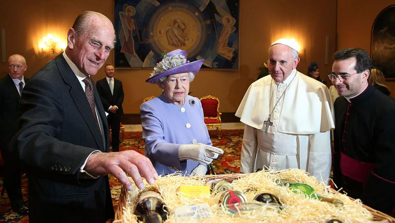 Codul vestimentar de la Vatican. De ce doar șapte femei din lume au dreptul de a purta alb în prezența Suveranului Pontif