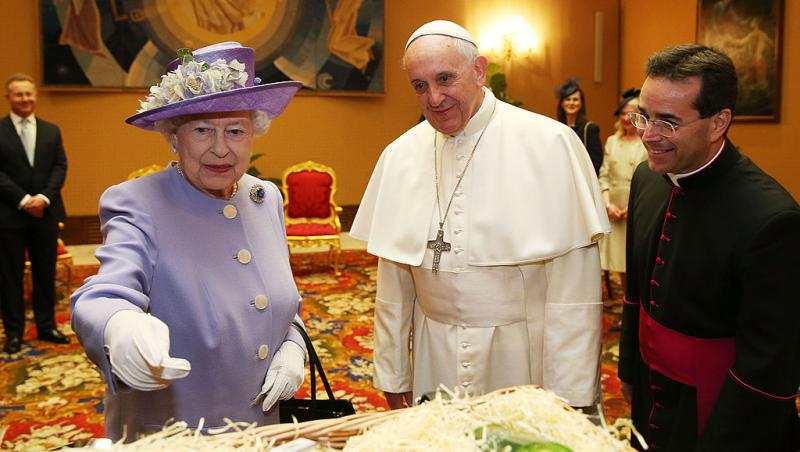 Codul vestimentar de la Vatican. De ce doar șapte femei din lume au dreptul de a purta alb în prezența Suveranului Pontif