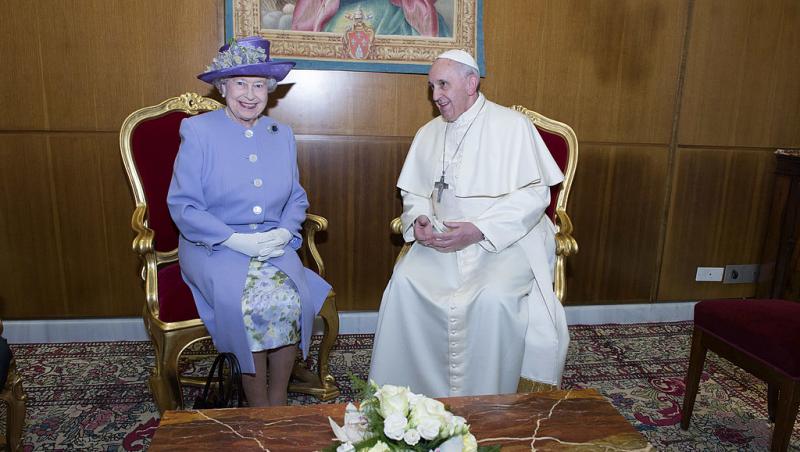 Codul vestimentar de la Vatican. De ce doar șapte femei din lume au dreptul de a purta alb în prezența Suveranului Pontif