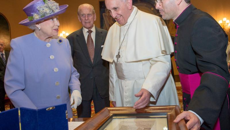 Codul vestimentar de la Vatican. De ce doar șapte femei din lume au dreptul de a purta alb în prezența Suveranului Pontif