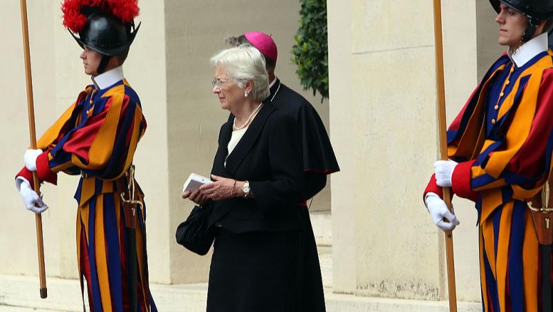 Codul vestimentar de la Vatican. De ce doar șapte femei din lume au dreptul de a purta alb în prezența Suveranului Pontif