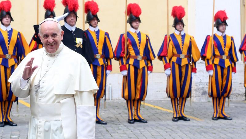 Codul vestimentar de la Vatican. De ce doar șapte femei din lume au dreptul de a purta alb în prezența Suveranului Pontif