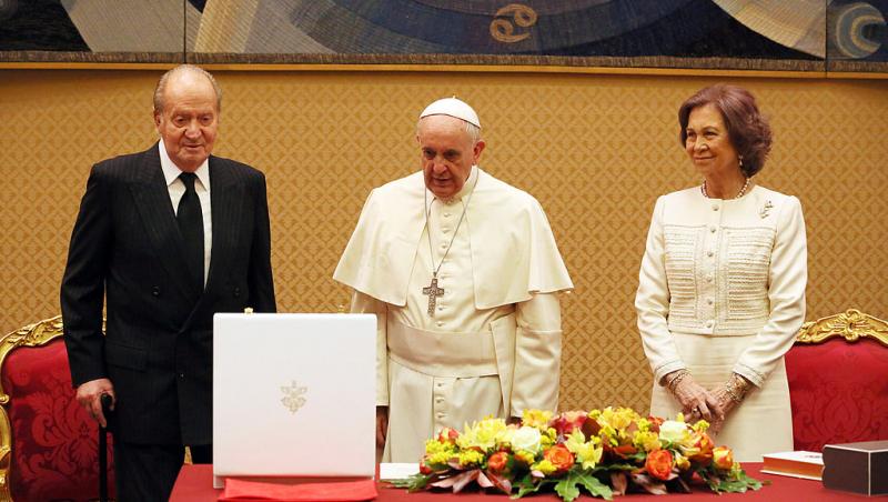 Codul vestimentar de la Vatican. De ce doar șapte femei din lume au dreptul de a purta alb în prezența Suveranului Pontif