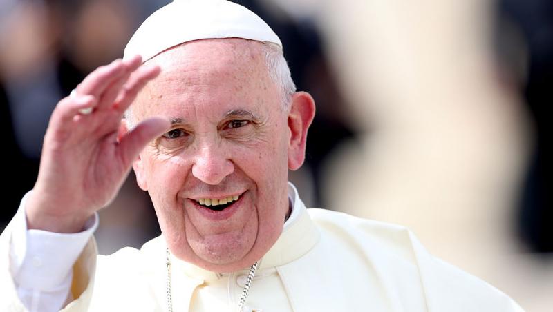 Codul vestimentar de la Vatican. De ce doar șapte femei din lume au dreptul de a purta alb în prezența Suveranului Pontif