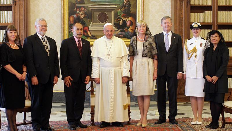 Codul vestimentar de la Vatican. De ce doar șapte femei din lume au dreptul de a purta alb în prezența Suveranului Pontif