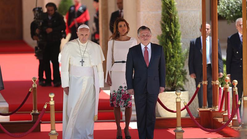 Codul vestimentar de la Vatican. De ce doar șapte femei din lume au dreptul de a purta alb în prezența Suveranului Pontif