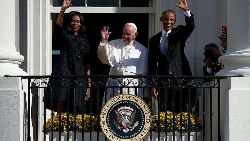 Codul vestimentar de la Vatican. De ce doar șapte femei din lume au dreptul de a purta alb în prezența Suveranului Pontif