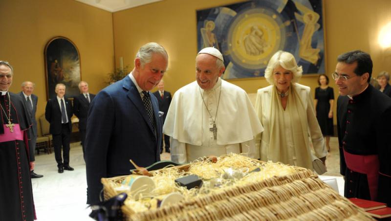 Codul vestimentar de la Vatican. De ce doar șapte femei din lume au dreptul de a purta alb în prezența Suveranului Pontif