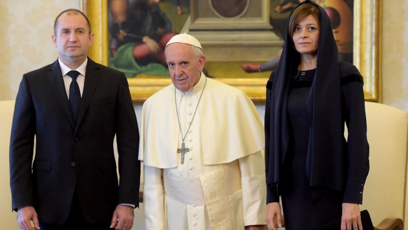 Codul vestimentar de la Vatican. De ce doar șapte femei din lume au dreptul de a purta alb în prezența Suveranului Pontif