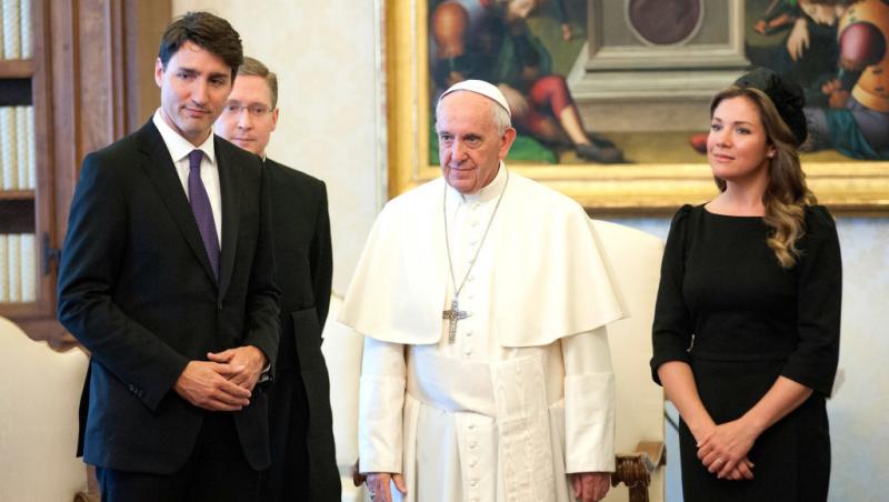 Codul vestimentar de la Vatican. De ce doar șapte femei din lume au dreptul de a purta alb în prezența Suveranului Pontif