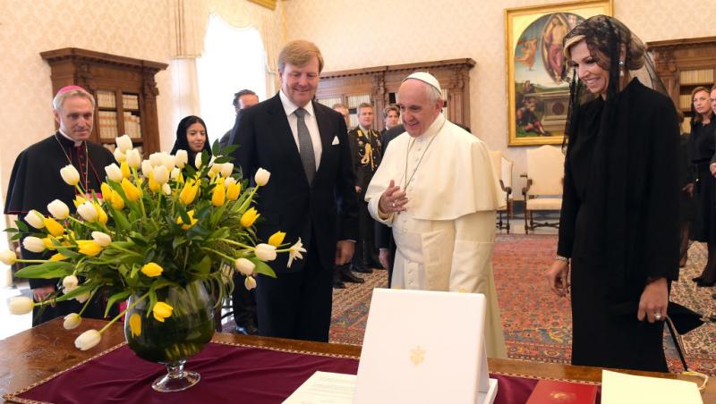 Codul vestimentar de la Vatican. De ce doar șapte femei din lume au dreptul de a purta alb în prezența Suveranului Pontif