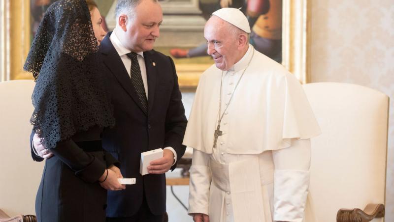 Codul vestimentar de la Vatican. De ce doar șapte femei din lume au dreptul de a purta alb în prezența Suveranului Pontif
