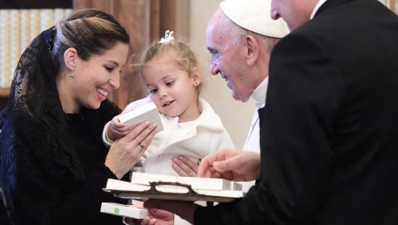 Codul vestimentar de la Vatican. De ce doar șapte femei din lume au dreptul de a purta alb în prezența Suveranului Pontif