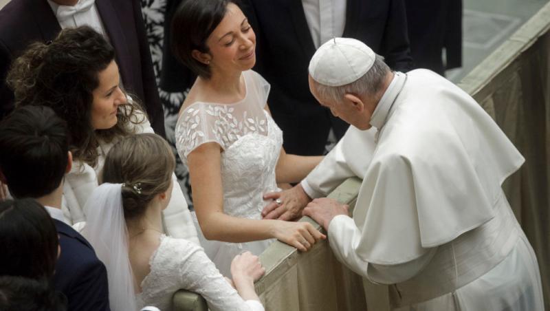 Codul vestimentar de la Vatican. De ce doar șapte femei din lume au dreptul de a purta alb în prezența Suveranului Pontif