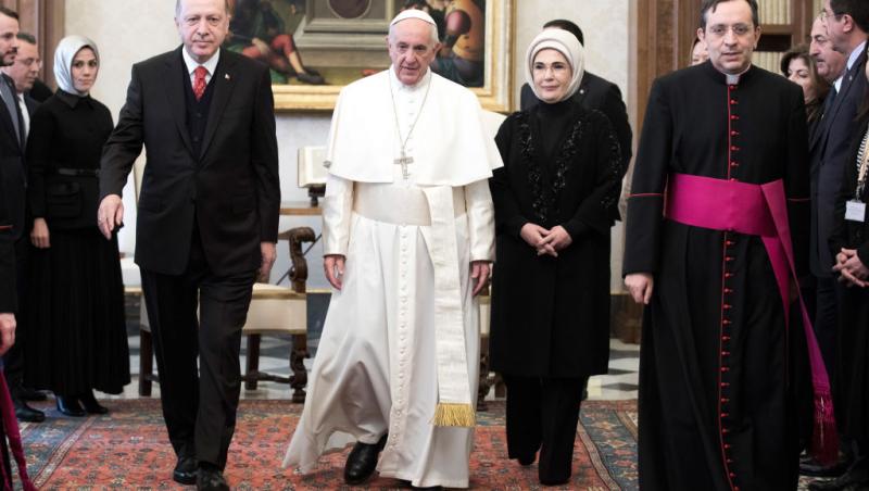 Codul vestimentar de la Vatican. De ce doar șapte femei din lume au dreptul de a purta alb în prezența Suveranului Pontif